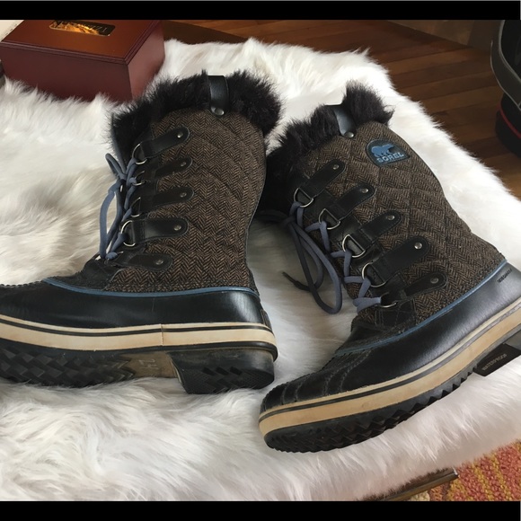 Sorel Shoes - Sorel Joan of Arctic insulated boots fur trim.